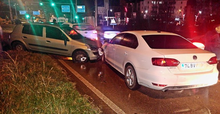 Otomobilin çarptığı kadın taklalar atarak sağlık merkezi önüne düştü