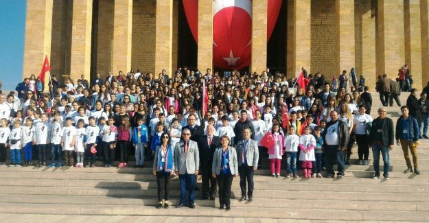 Rotaryenler Atatürk için mevlit okutup 350 çocuğu Anıtkabir'e götürdü