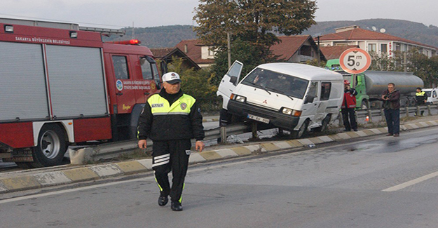 Sakarya'da otomobil ile minibüs çarpıştı: 1 yaralı