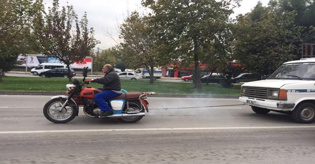 Samsun'da Bir Kişi Motosiklet ile kamyoneti çekti