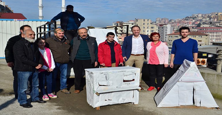 Seçimde kullandığı afişlerden sokak hayvanlarına kulübe yaptırdı