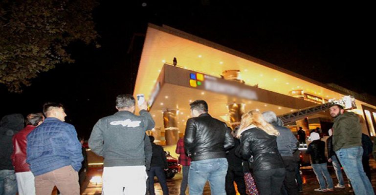 Sevgilisiyle tartışan genç kadın AVM’nin terasından atlamak istedi