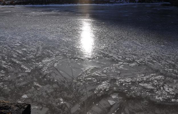 Sibirya soğukları baraj dondurdu
