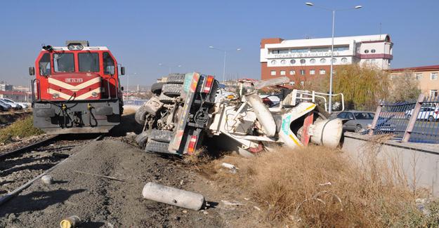 Sivas'ta Tren lokomotifi ile beton mikseri hemzemin geçitte çarpıştı