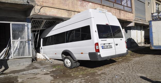 Şoför fren yerine gaza basınca minibüs iş yerine daldı