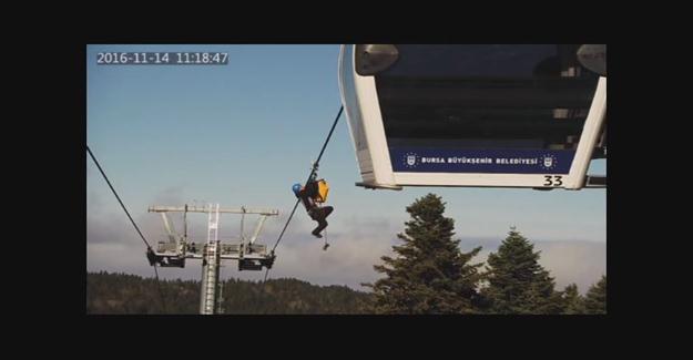 Teleferikte 45 Metre Yükseklikte Mahsur Kalan Turist Kurtarıldı