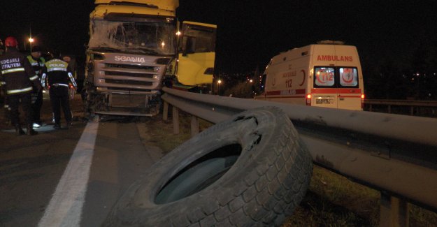 TEM’de lastiği patlayan tuğla yüklü TIR karşı şeride geçti: 2 yaralı