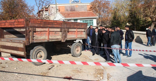 Traktör römorku ile duvar arasında sıkışan çocuk öldü