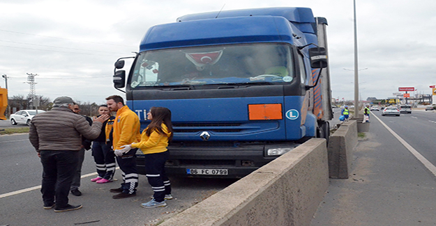 Uyuşturucu kullandığı iddia edilen tır şoförü direksiyon başında fenalaştı Uyuşturucu kullandığı iddia edilen tır şoförü direksiyon başında fenalaştı