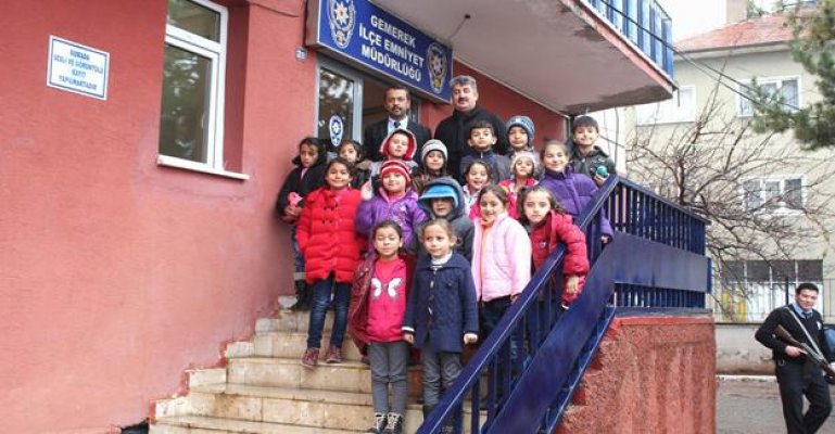 8 yaşındaki Sinem nöbet tutan polise harçlıklarıyla bere aldı