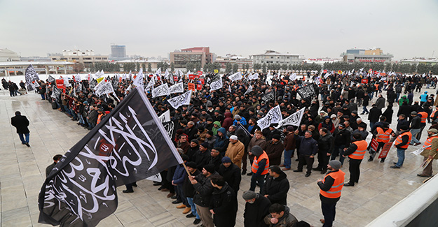 ABD Büyükelçiliğine yürümek isteyen grup ile polis arasında gerginlik