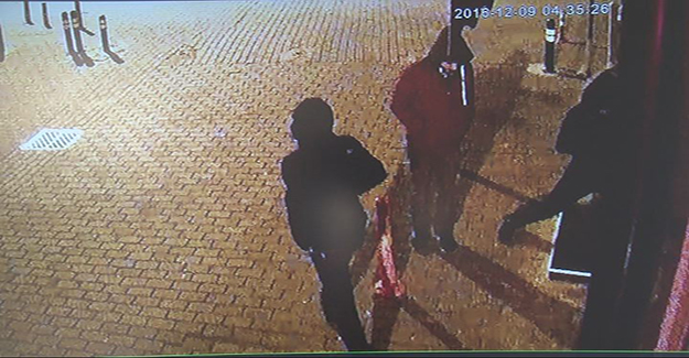 Acemi hırsızlar ikinci defa geldikleri dükkanın kapısını açamadı, o anlar güvenlik kamerasına yansıdı...