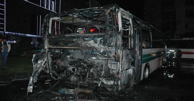 Adana'da hareket halindeki otobüs alev alev yandı
