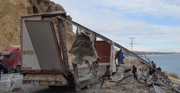 Adilcevaz’da virajı alamayan TIR devrildi; 1 yaralı