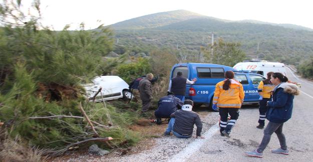 Aracı ağaçların arasına saplandı, 2 saat kurtarılmayı bekledi