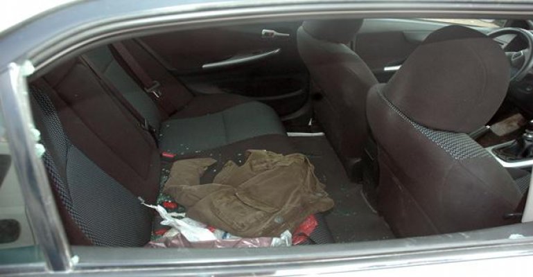 Aracın arka camını kırıp, bagajdaki 50 bin lirayı çaldılar