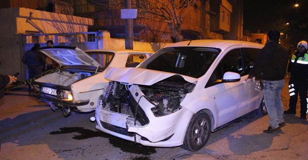 Aranan şahıs kendisini kovalayan polis aracıyla çarpıştı