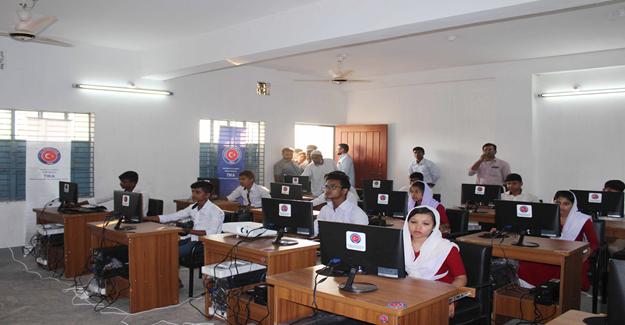 Bangladeş’te Morshed Alam Lisesi’ne digital sınıf kuruldu