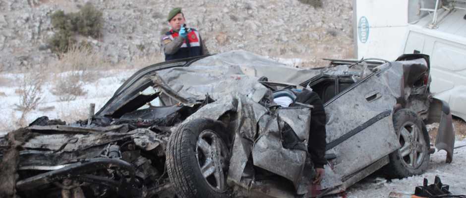 Buzlanan yolda kayan TIR otomobil ile çarpıştı: 2 ölü, 1 yaralı