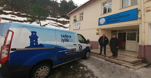 Deniz Feneri 80 öğrenciye bot ve mont yardımında bulundu