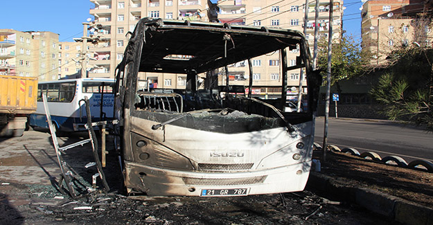 Diyarbakır’da 3 otobüs kundaklandı