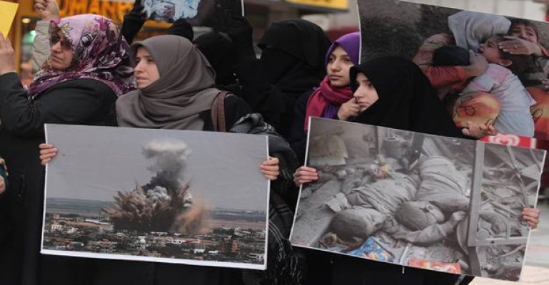 Esad Halep'i vuruyor, sığınmacılar yakınlarına ağlıyor