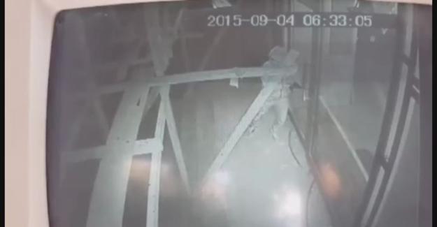 Hırsızların elektrikçiyi 30 saniyede soyma anı güvenlik kamerasına takıldı