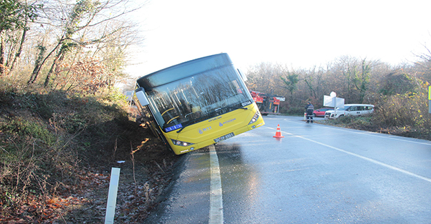 İBB’nin tuzlama çalışması yapmadığı yolda İETT otobüsü yan yattı İBB’nin tuzlama çalışması yapmadığı yolda İETT otobüsü yan yattı