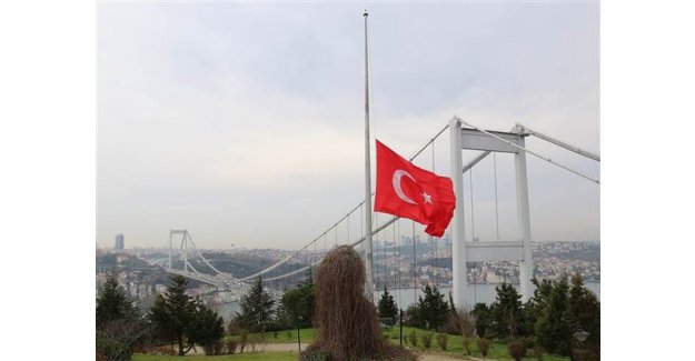 İstanbul'da bayraklar yarıya indirildi