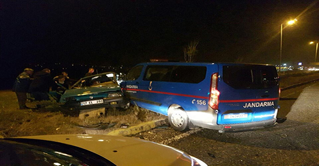 Jandarma minibüsü ile otomobil çarpıştı: 7 yaralı