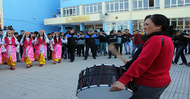 Kadın davulcu çaldı, polis ve öğrenciler halay çekti