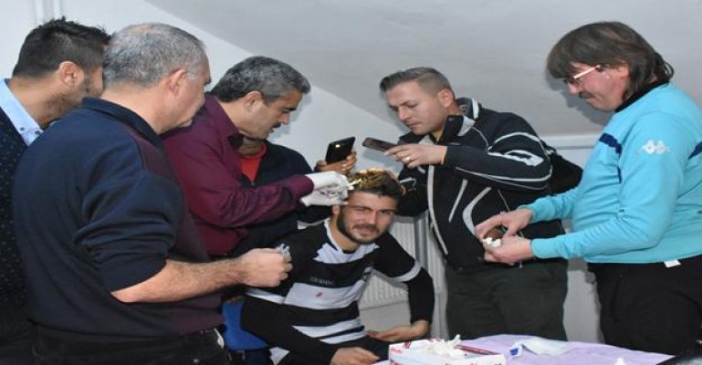 Kafası yarılan futbolcuya belediye başkanı dikiş attı