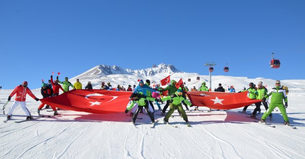 Kayakçılar Erciyes’te dev Türk bayrağı açtı