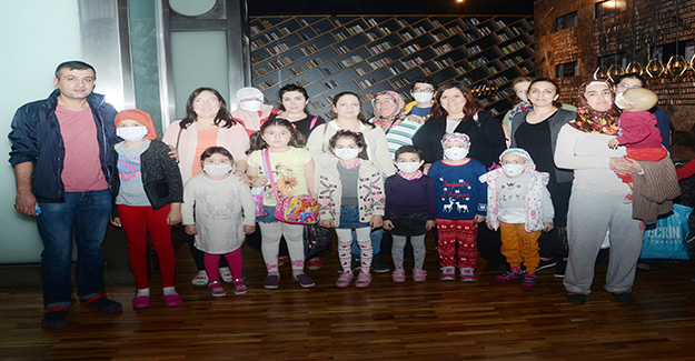 Kemik iliği tedavisi gören ve iyileşen çocuklar sinemada buluştular