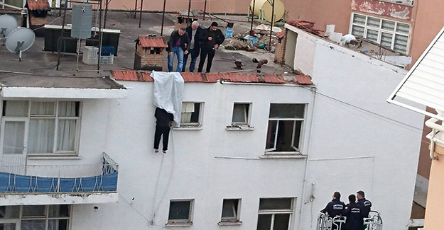 Kendini binanın çatısına astı, cesedi sabah fark edildi