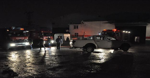 Kocaeli'de Branda fabrikasının çatısında çıkan yangına çok sayıda itfaiye müdahale etti