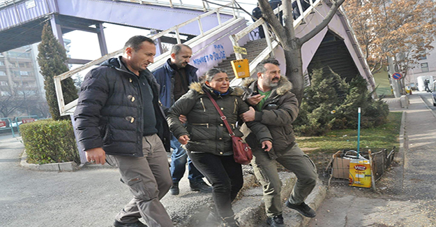 Kocasından boşanmak için üst geçide çıkıp intihar etmek istedi