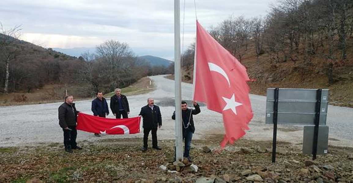 Köyün yıpranmış bayrağı yenisiyle değiştirildi