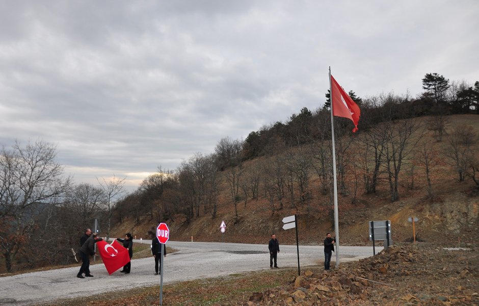 Köyün yıpranmış bayrağı yenisiyle değiştirildi