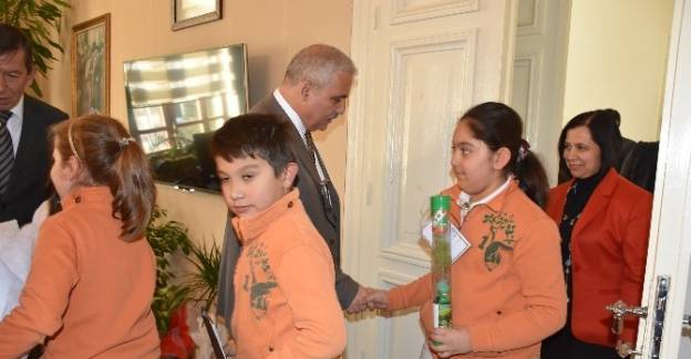 Öğrencilerden Vali Güvençer’e çam fidanlı davet