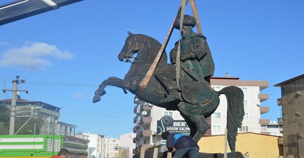 Orhan Gazi heykeli taşındı