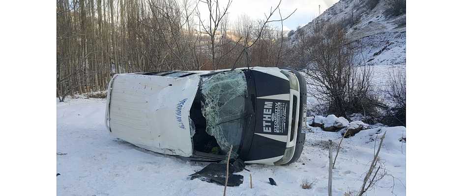 Şemdinli’de öğrenci servisi takla attı: 9 yaralı