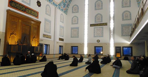 Sunrooflu camide sabah namazında sıcak çorba ikramı