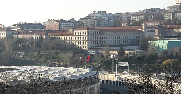 Terör saldırısının gerçekleştirildiği alana dev Türk bayrağı asıldı
