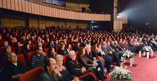 Yıldırımlı tiyatrocular gönülleri fethetti