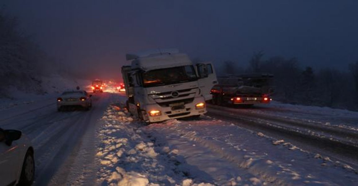 Zonguldak-Ereğli yolunda kar nedeniyle kilometrelerce kuyruk oluştu