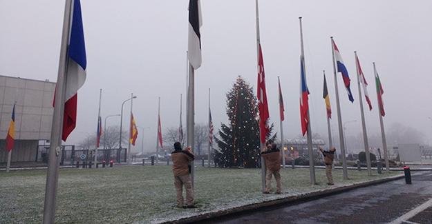 NATO, Türkiye için bayrakları yarıya indirdi