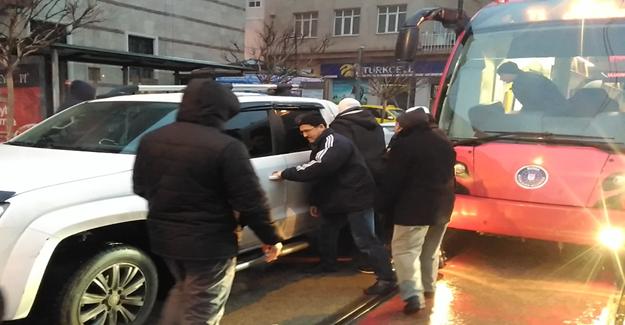 Tramvay Yoluna Park Eden Sürücü "Namazdayım Konuşamıyorum" Mesajı Attı