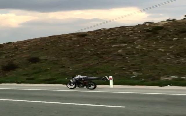 120 kilometre hızla giderken motosikletin üzerine yattı