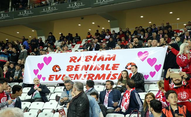 Antalyaspor tribününde evlenme teklifi